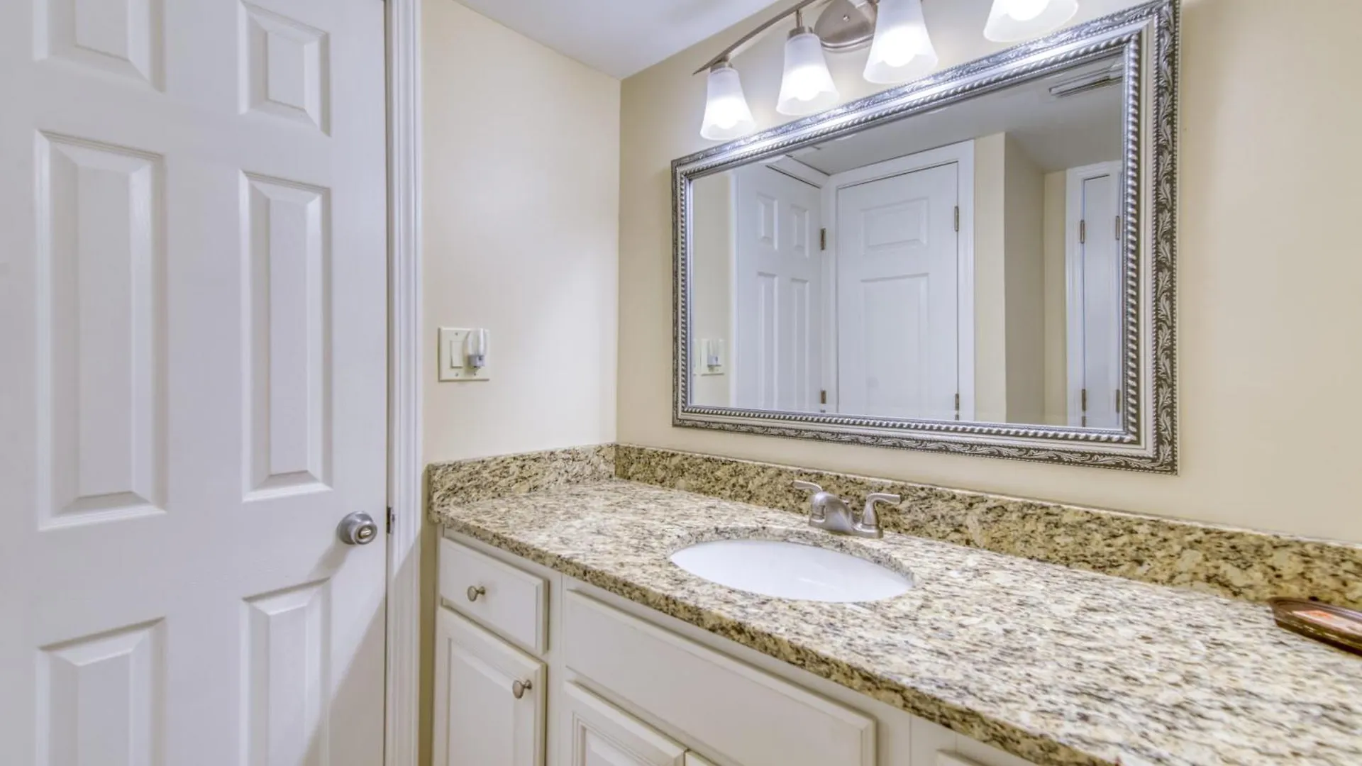 Beach House Condominiums B404 - Beachfront With Pool, Wifi, & Beach Service Destin Apartment