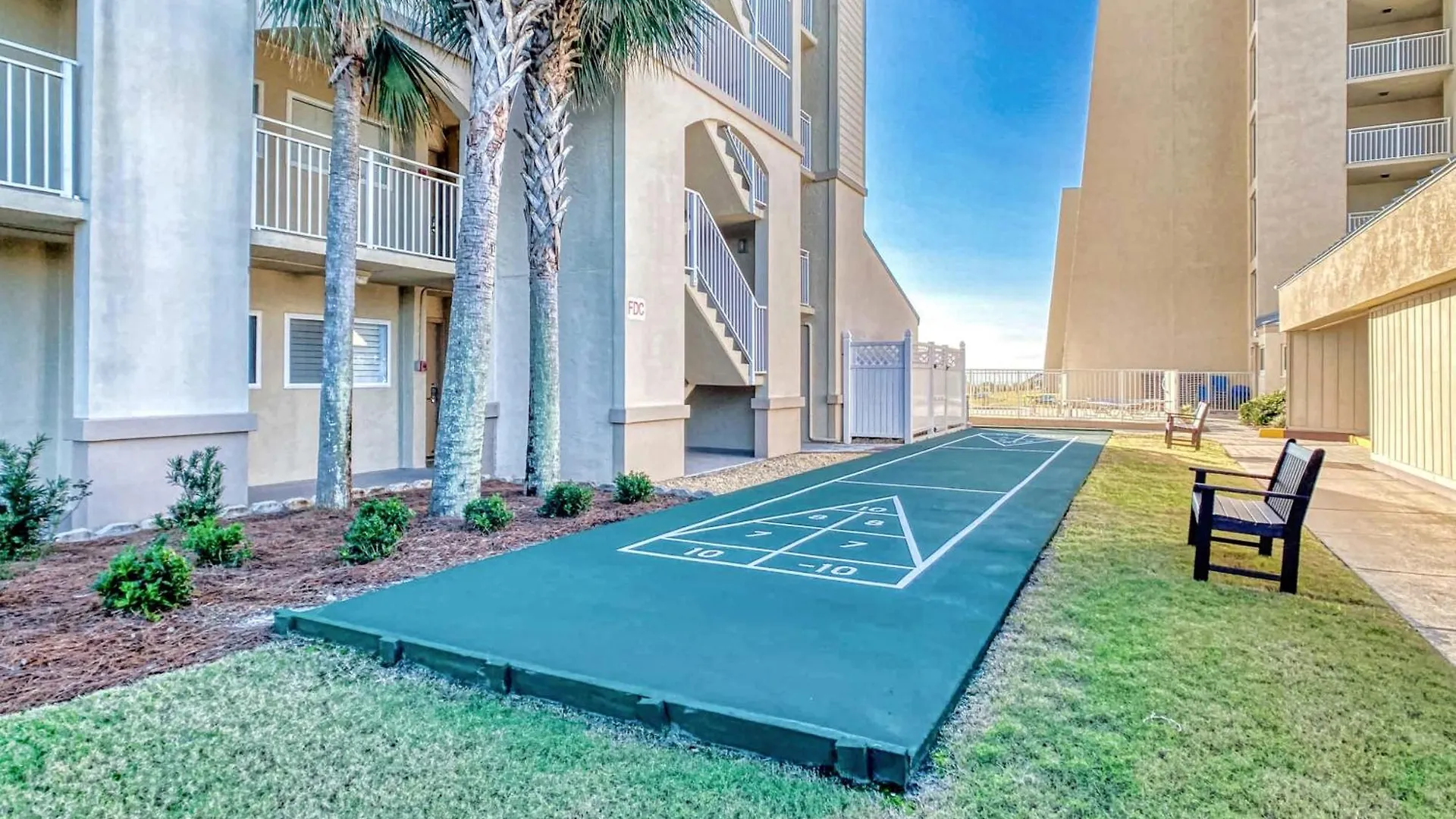 Beach House Condominiums B404 - Beachfront With Pool, Wifi, & Beach Service Destin Apartment