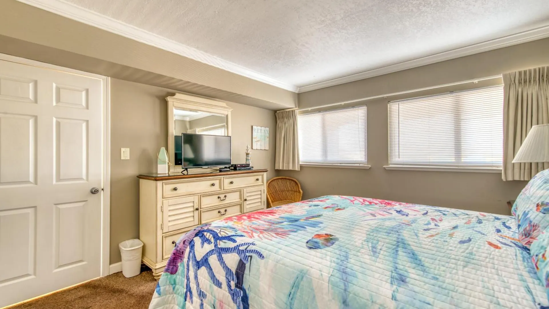 Beach House Condominiums B404 - Beachfront With Pool, Wifi, & Beach Service Destin 0*,
