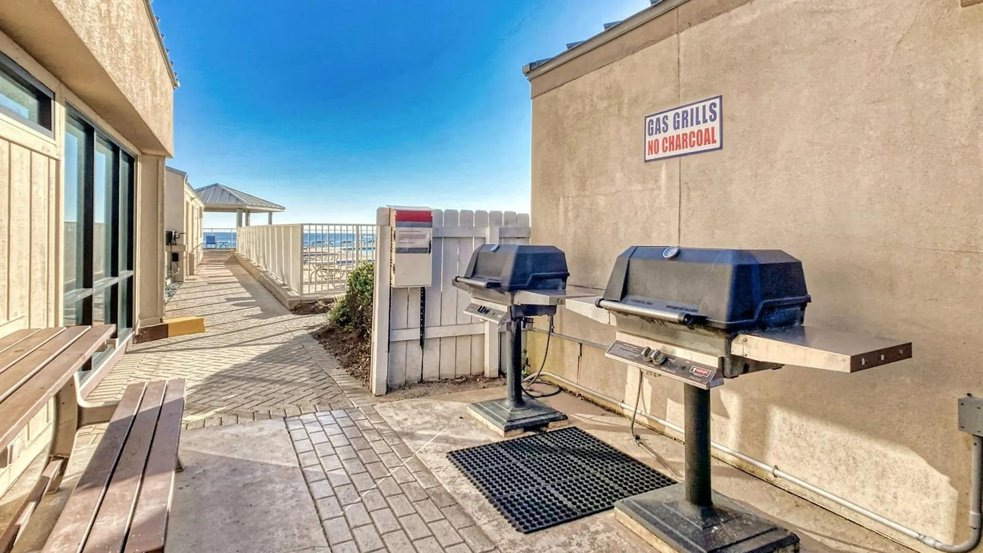 Beach House Condominiums B404 - Beachfront With Pool, Wifi, & Beach Service Destin Apartment
